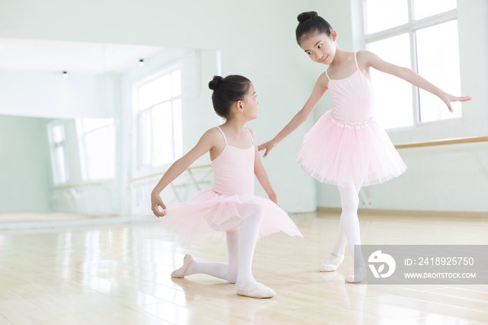 小女孩们跳芭蕾