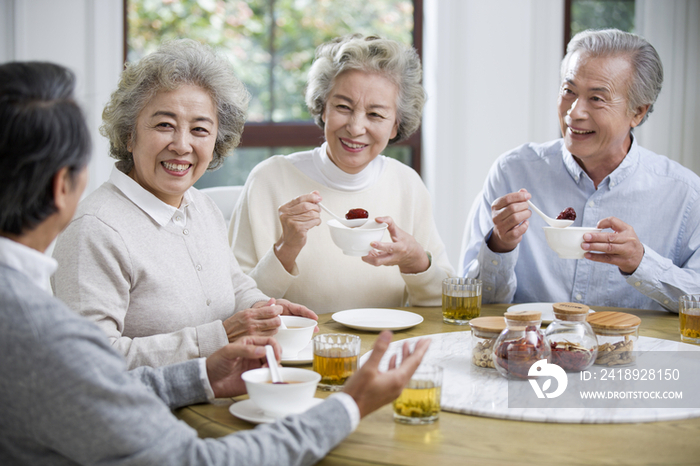快乐的老年人聚在一起吃饭