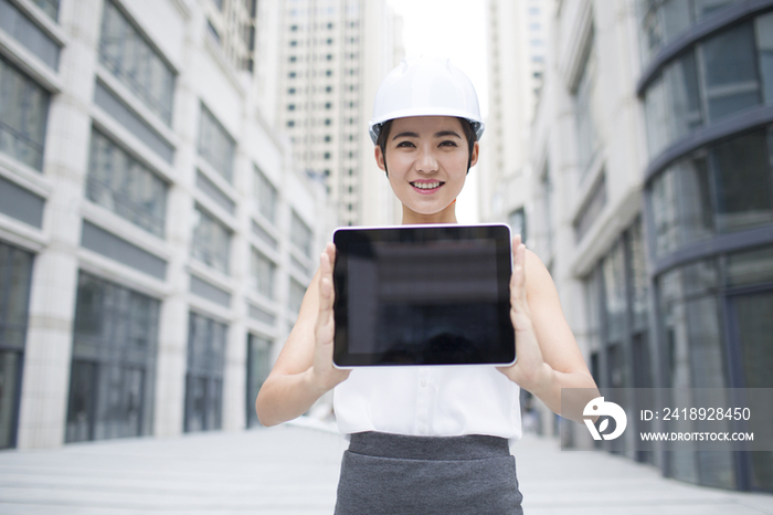 女建筑设计师展示平板电脑