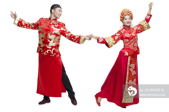 穿中式古装结婚礼服的新娘和新郎跳舞