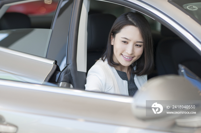 年轻女子在4S店选购汽车