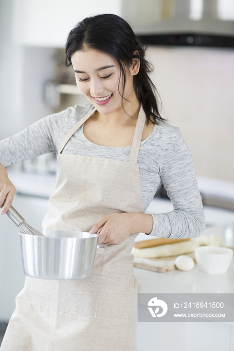 年轻女子在家做饭