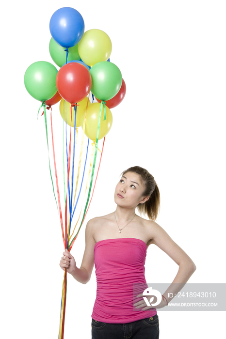 年轻女性和气球