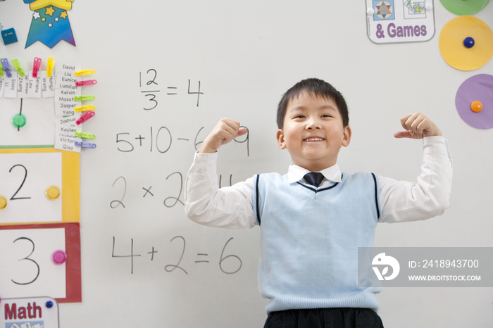 小学生在课堂白板前