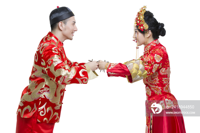 穿中式古装结婚礼服的新娘和新郎敬酒