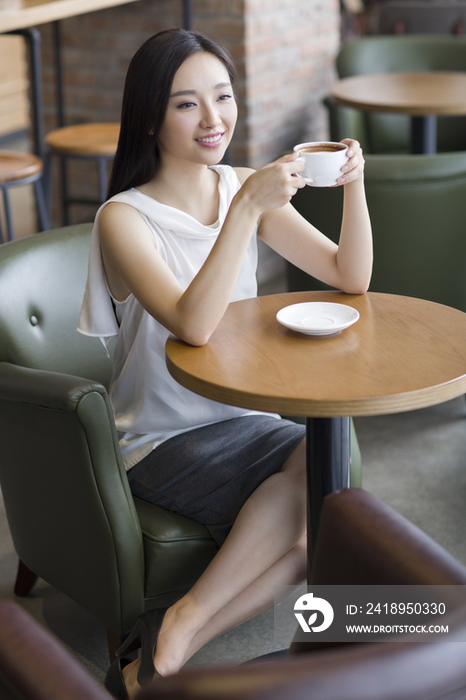年轻女士在咖啡厅喝咖啡