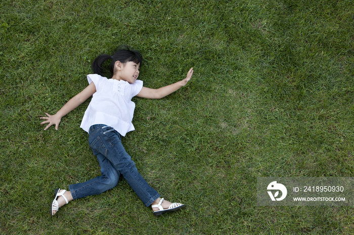 小女孩在草地上玩耍