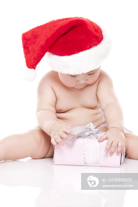 戴圣诞帽的女婴和礼物盒