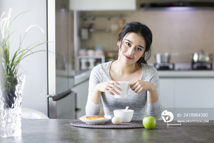 年轻女人在家吃早餐