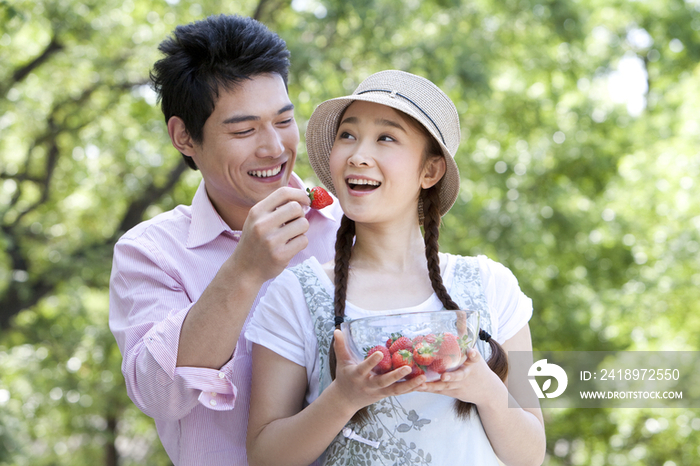 年轻情侣吃草莓