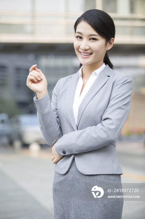 自信的年轻商务女士