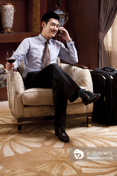 商务男士在酒店用手机