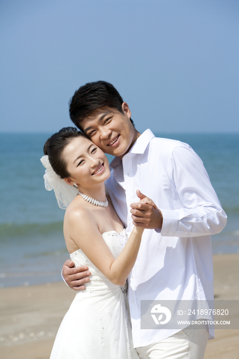 海滩浪漫婚纱情侣