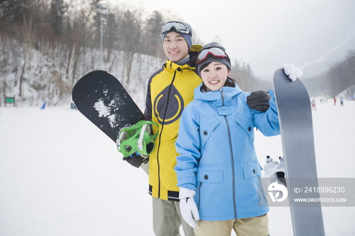 年轻情侣和滑雪板