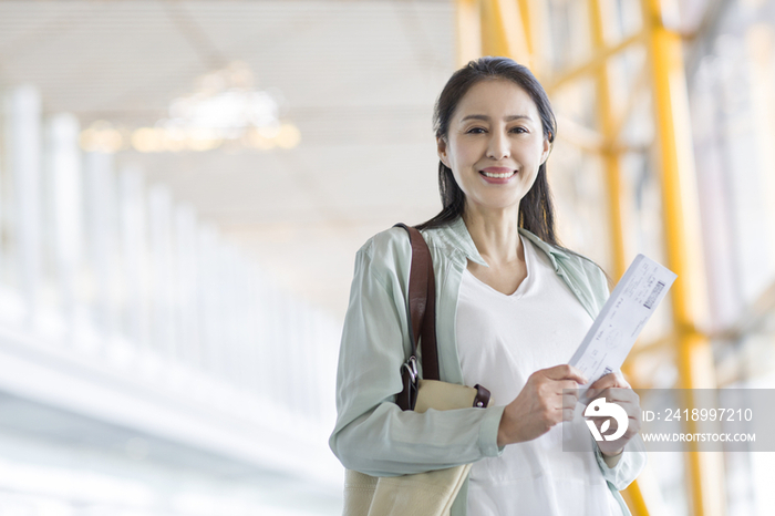 成熟中年女人在机场候机