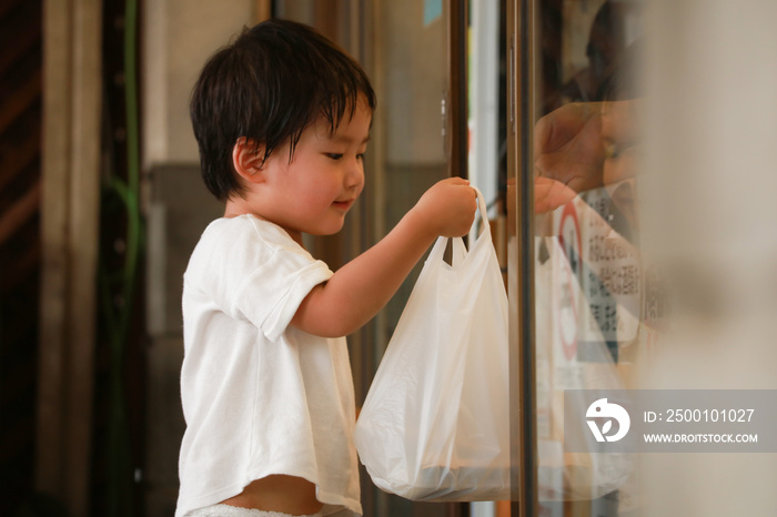 買い物する男の子