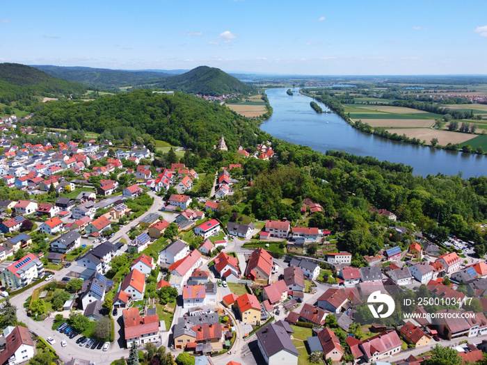 Donaustauf, Deutschland: Ortsbild mit Walhalla und Donau im Hintergrund