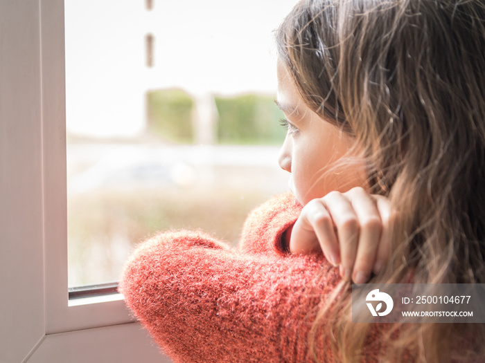 Enfant s’ennuyant durant un confinement