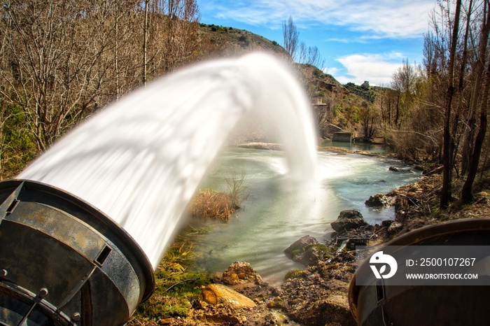 Gran chorro de agua saliendo por el desaguadero del embalse de Beleña, Guadalajara (España).