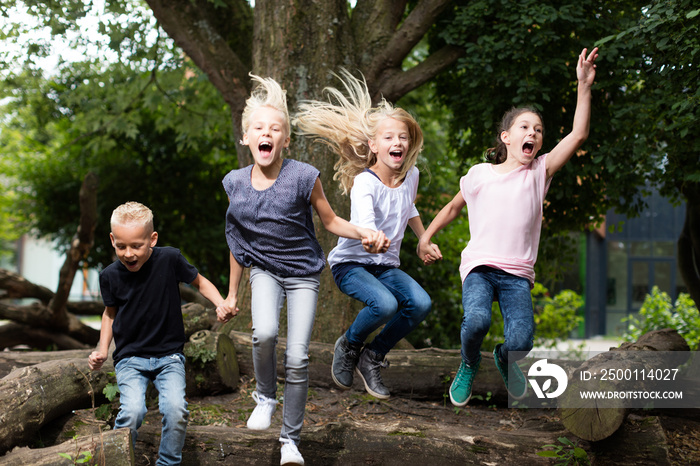 Kinder springen auf dem Schulhof