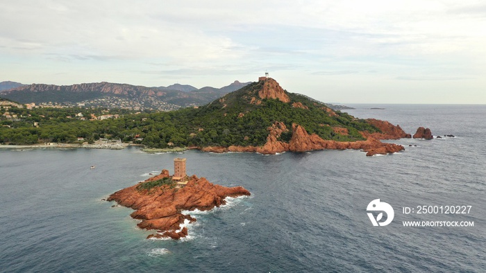 survol de cap Esterel de l’île d’Or et du cap Dramont, côte d’Azur, french riviera