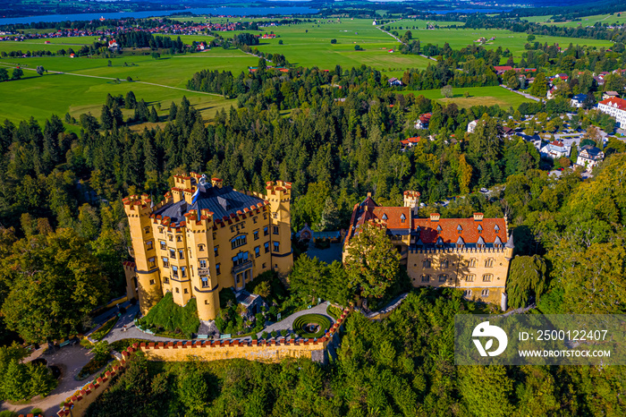 Schloss Hohenschwangau aus der Luft - Hochauflösende Luftbildaufnahmen von Schloss Hohenschwangau