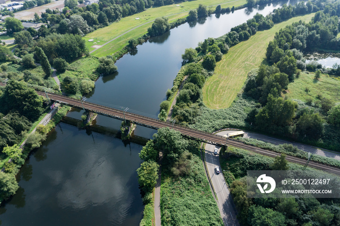 Luftbild Eisenbahn Brücke führt über einen Fluss