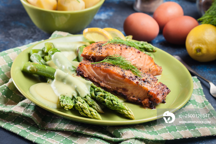 Baked salmon with asparagus and hollandaise sauce