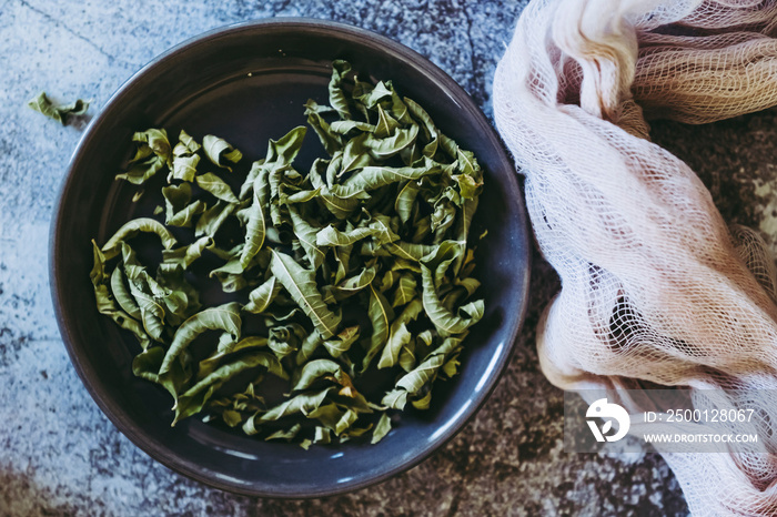 Feuilles de verveine séchée pour faire des infusions relaxantes