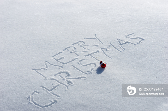 Merry Christmas in den Schnee geschrieben