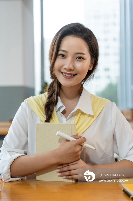 年轻女子在读书