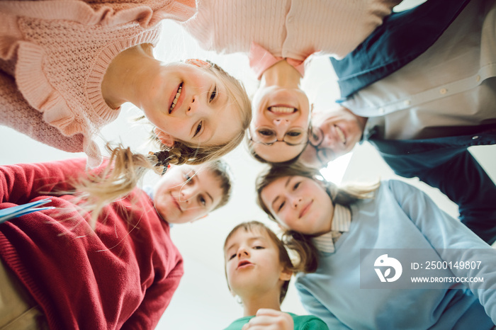 Witzige Schüler und Lehrerin als Team in der Schule