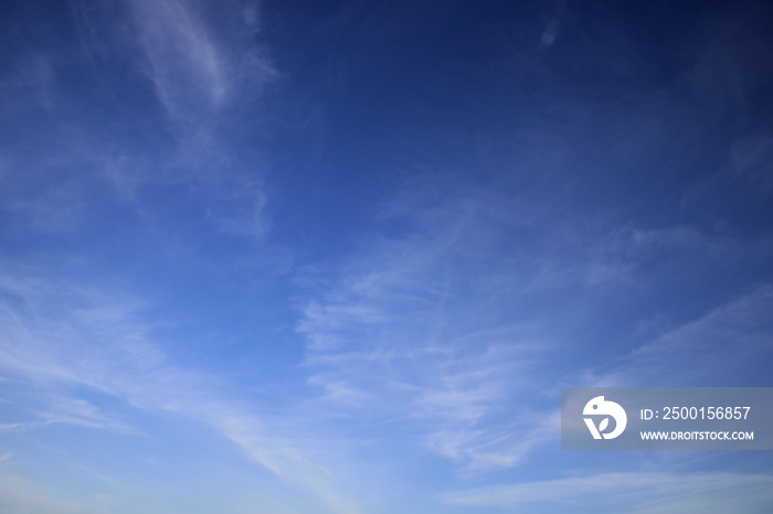 Cielo azul degradado con cirros o nubes altas