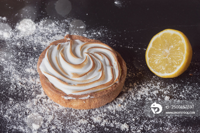 tarte au citron meringuée en gros plan