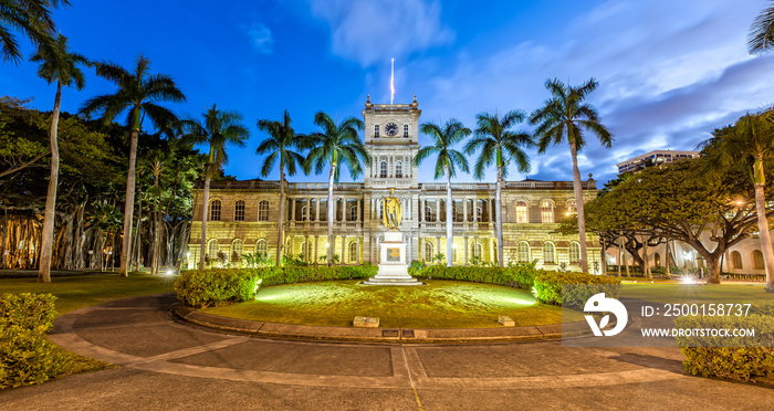 King Kamehameha Statue and Aliiolani Hale (Hawaii State Supreme Court), Honolulu, Oahu at Dusk