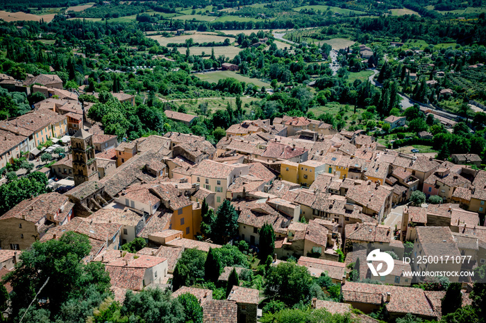 Vue sur le village de Moustiers-Sainte-Marie depuis les hauteurs