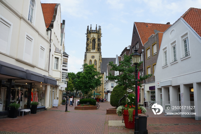 Oelde, Fußgängerzone in der Innenstadt mit Blick auf die markante St. Johannes Kirche als Wahrzeichen der Stadt, Kreis Warendorf, Münsterland