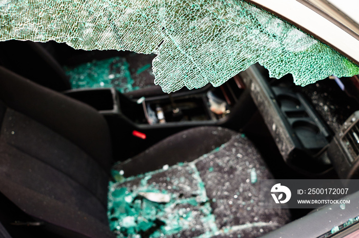 Auto bei dem die Scheibe eingeschlagen wurde und alle Innenteile geklaut wurden mit Scherben und kaputter Scheibe