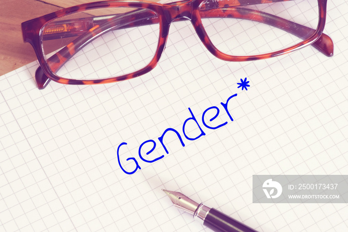 Lesebrille, Heft und das Wort Gender