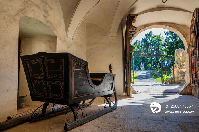 Impressionen aus Schloss Greillenstein im Waldviertel - Alter Holzschlitten