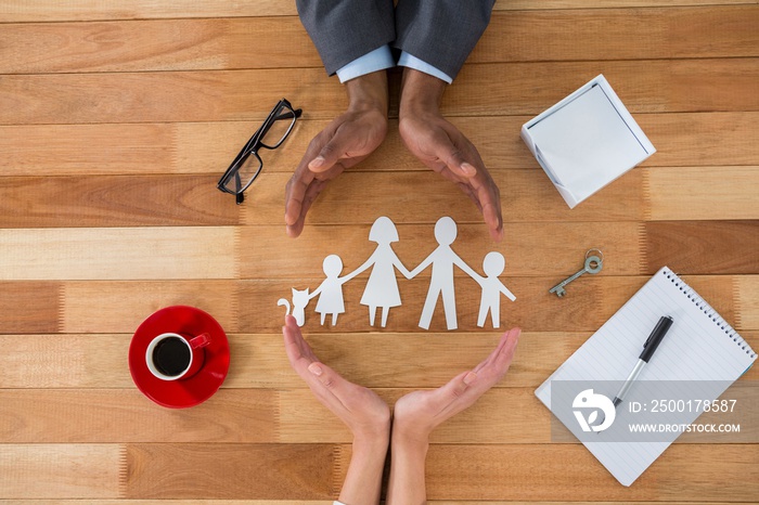 Cutout paper chain family with the protection of hands