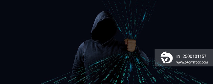 Silhouette du cybercriminel avec un sweat à capuche capturant poing fermé un flux de données binaires