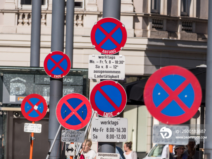 Schilderwald mit Halten verboten Schildern