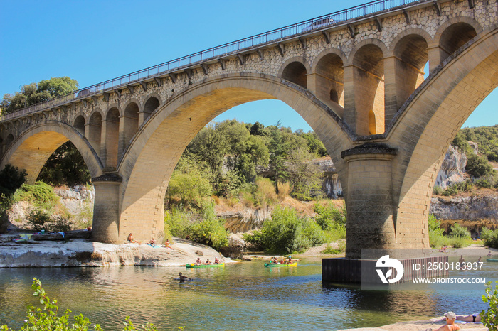 Le pont de Collias sur le gardon avec les gorges du gardon en été