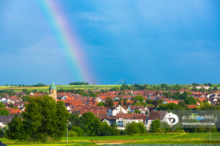 idyllisches Dorf mit Regenbogen