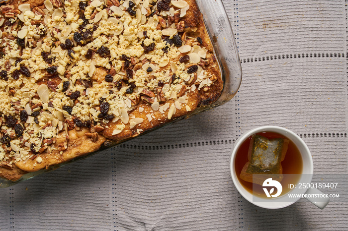 Capirotada de semana santa un dulce postre tradicional mexicano con un rico té