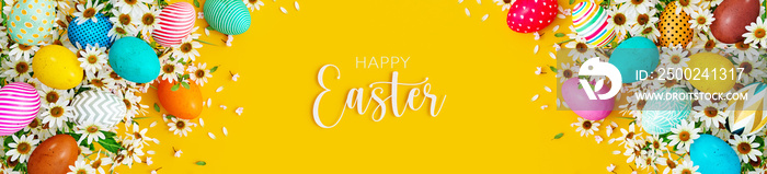 黄色背景上的彩色彩蛋、白色春花和复活节快乐文字3D渲染，3D