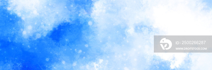 美丽的水彩白蓝色泼溅散焦背景，多云的夏季或冬季天空纸