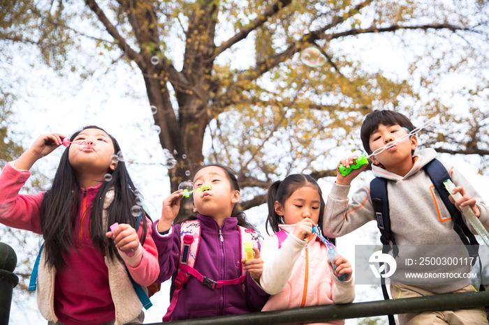 小学生在户外玩耍