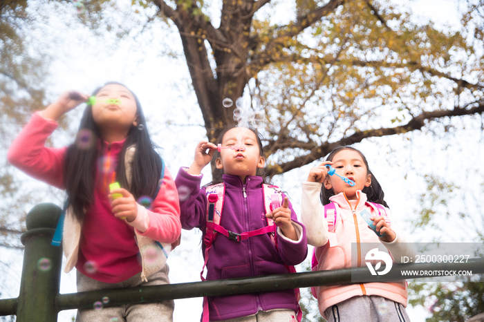 小学生在户外玩耍